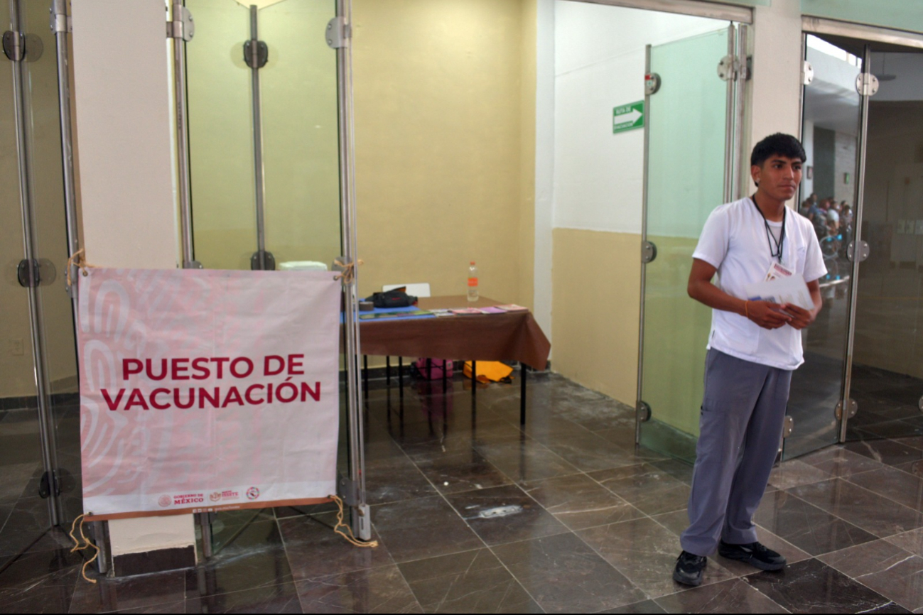 Campeche, con más casos de sarampión en el sur, instala puesto de vacunación en aeropuerto