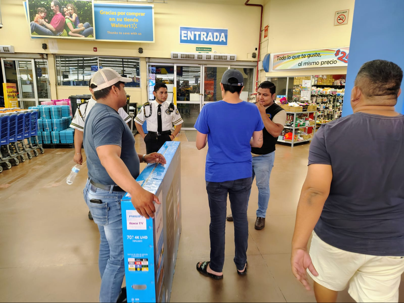 Clientes exigieron que se respetara el precio tras pagar en línea de cajas. Clientes exigieron que se respetara el precio tras pagar en línea de cajas.