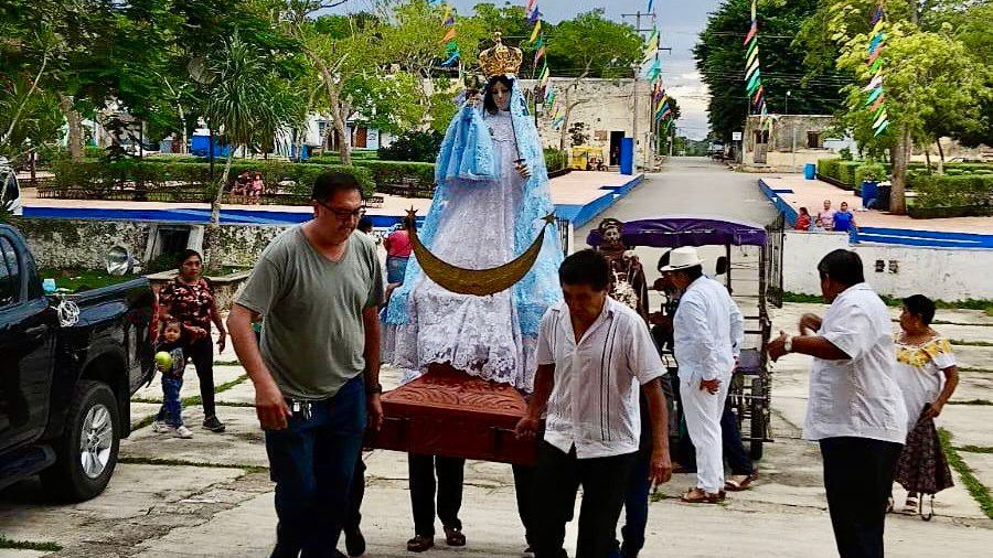 En el arco de entrada, los custodios le colocaron su corona de oro y comenzó la procesión En el arco de entrada, los custodios le colocaron su corona de oro y comenzó la procesión