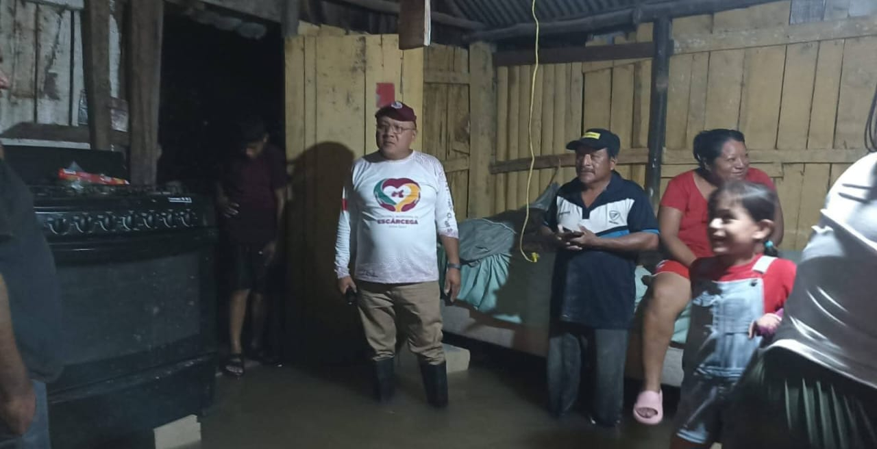 Familias pidieron ayuda y fueron auxiliadas por Protección Civil. Familias pidieron ayuda y fueron auxiliadas por Protección Civil.