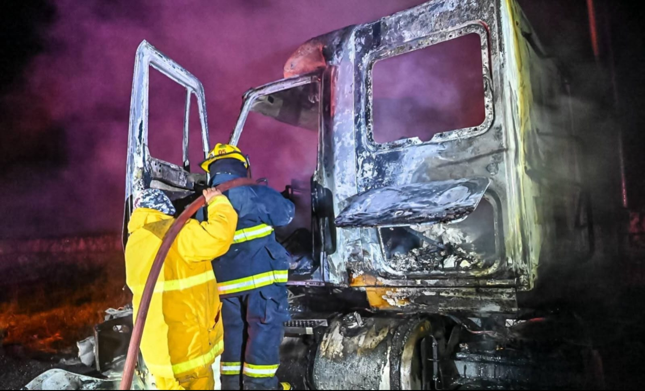 Incendio de tractocamión en Ciudad del Carmen, Campeche Incendio de tractocamión en Ciudad del Carmen, Campeche