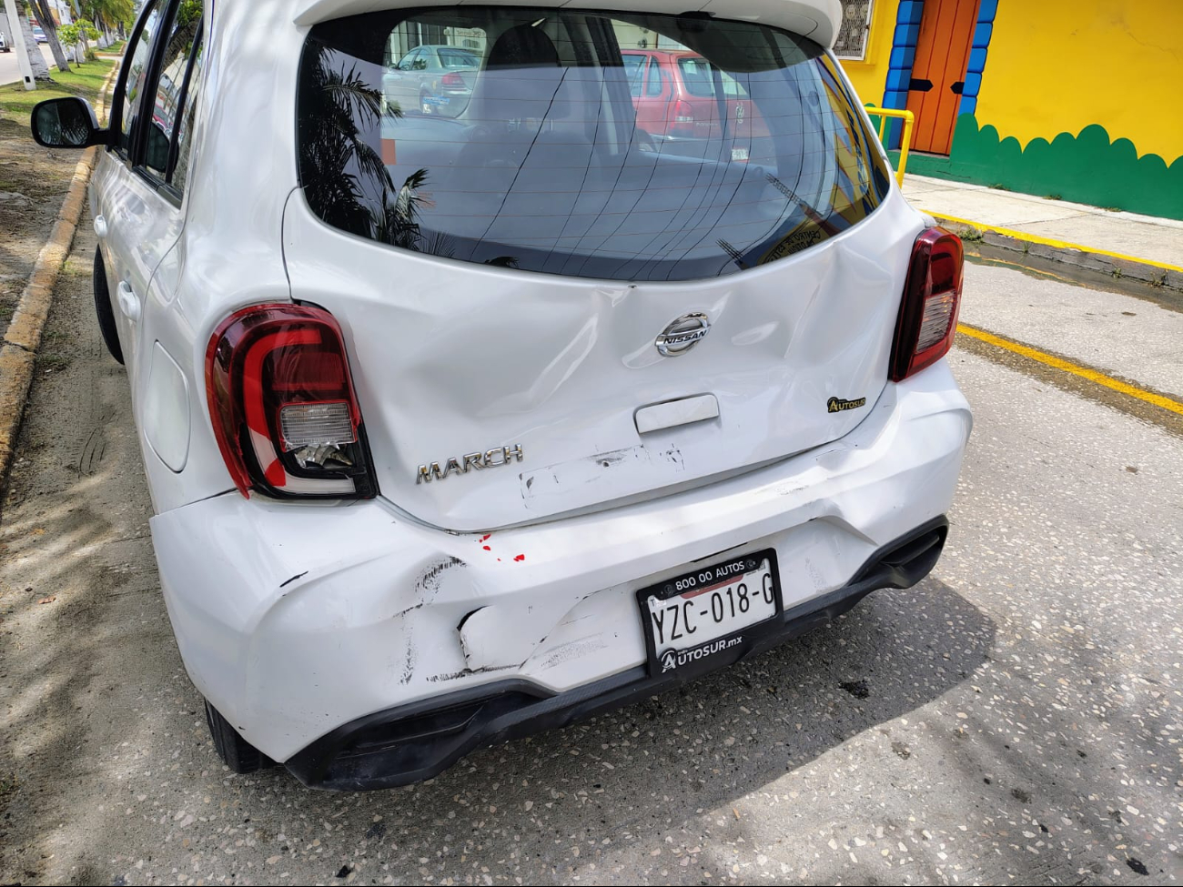 La colisión fue por alcance: la camioneta no respetó la distancia y chocó al Nissan March.