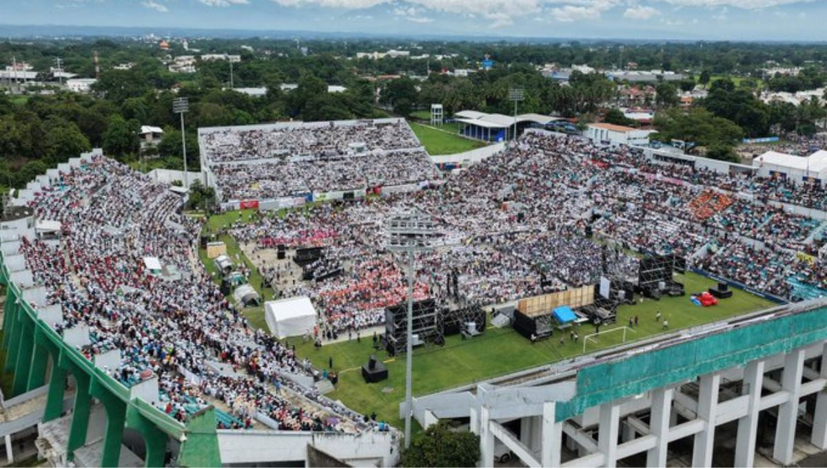 La imagen muestra el Estadio Olímpico de Tapachula colmado y el templete al centro del campo La imagen muestra el Estadio Olímpico de Tapachula colmado y el templete al centro del campo