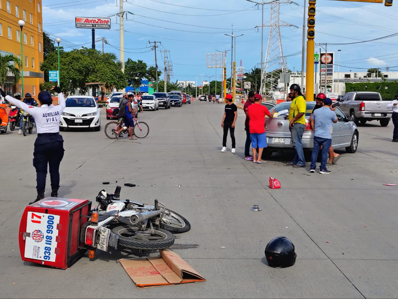 La motocicleta quedó sobre el pavimento y el conductor fue atendido por paramédicos. La motocicleta quedó sobre el pavimento y el conductor fue atendido por paramédicos.