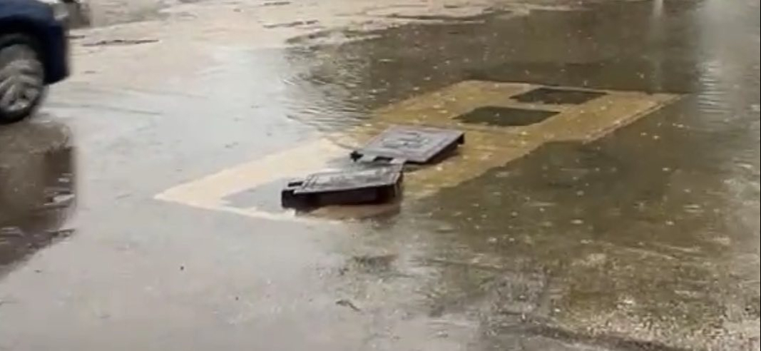 Reportan alcantarillas destapadas en calles de Chetumal