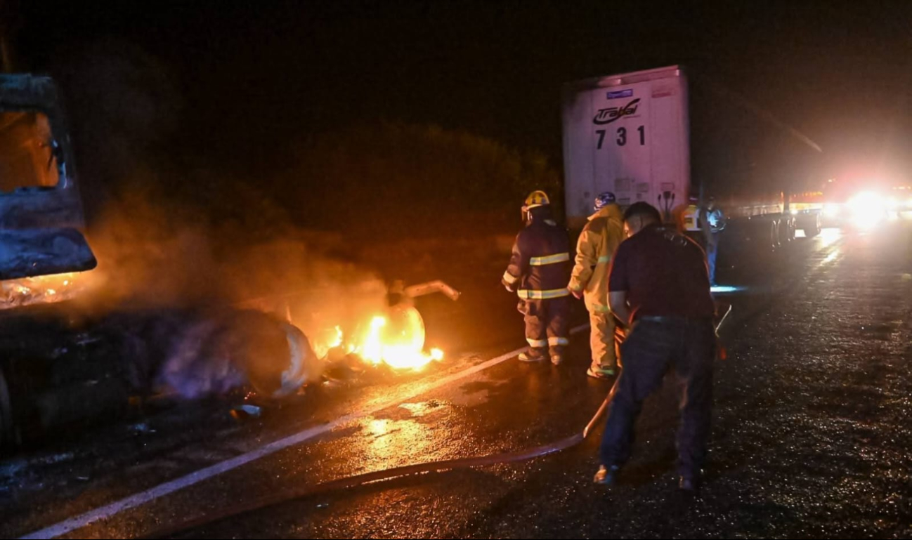 Tractocamión se incendia sobre la carretera Carmen–Puerto Real Tractocamión se incendia sobre la carretera Carmen–Puerto Real
