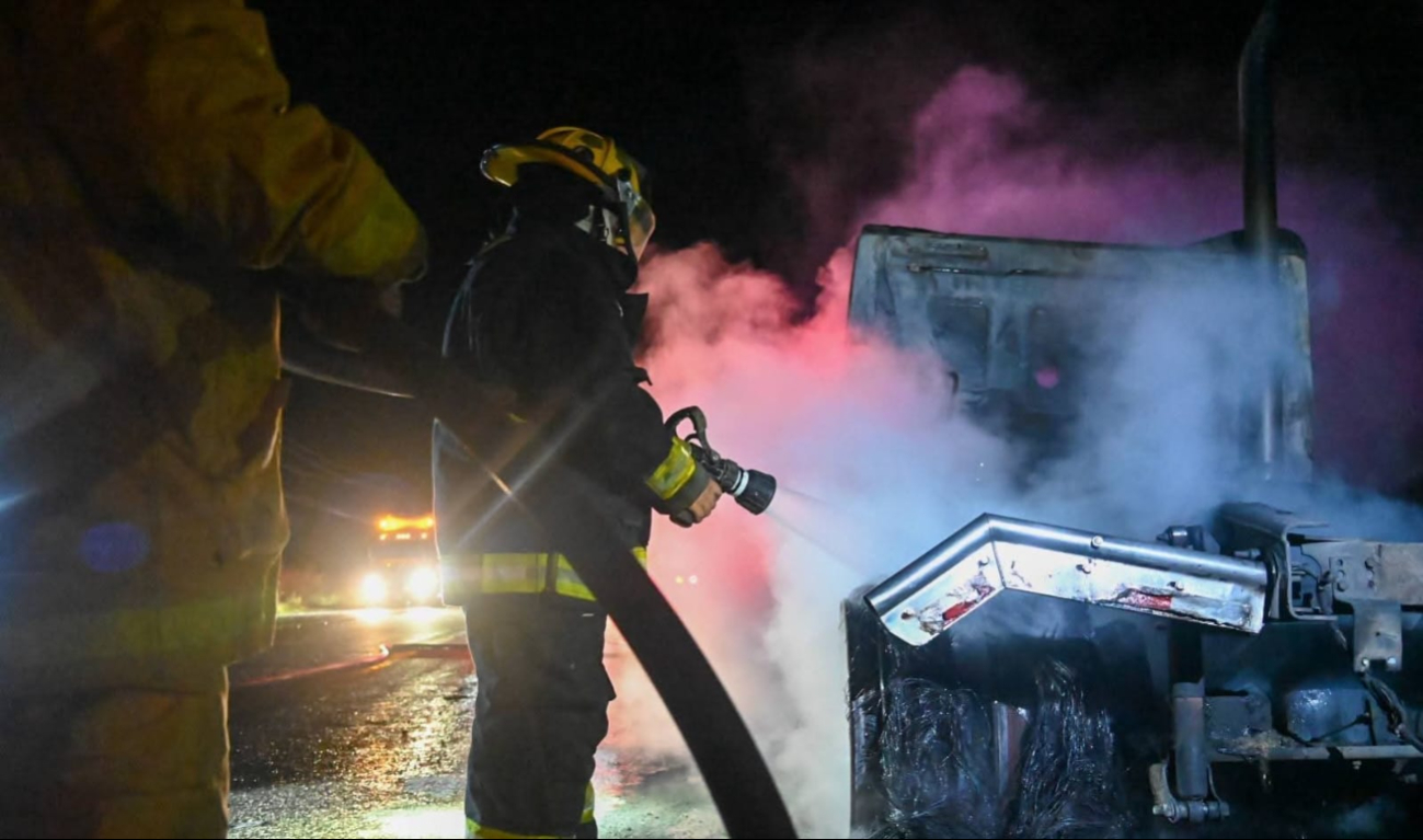 Tractocamión se incendia sobre la carretera Carmen–Puerto Real Tractocamión se incendia sobre la carretera Carmen–Puerto Real
