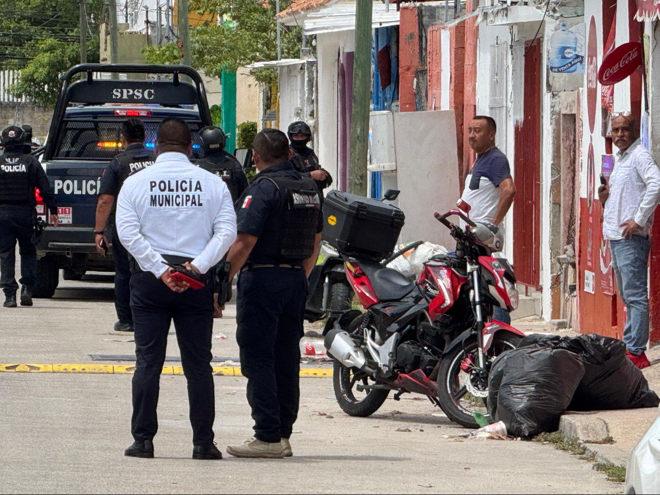 Viajaba en un taxi cuando dos sicarios en moto le dispararon; resultó herido en el hombro.