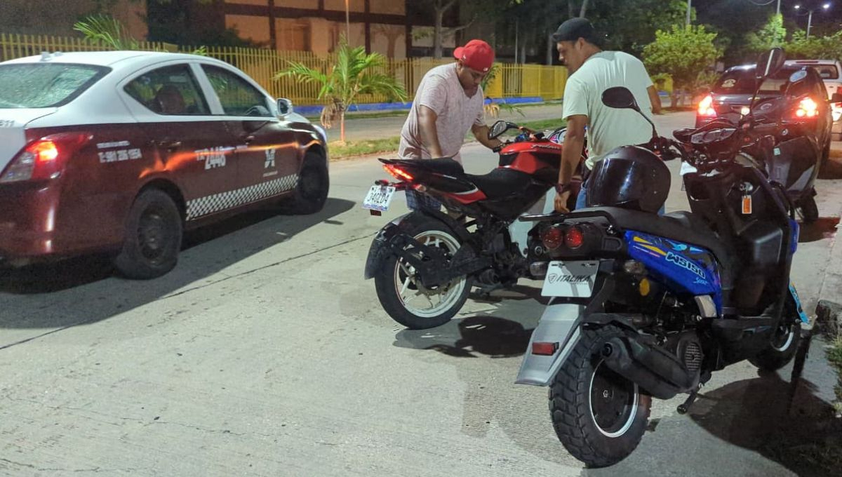 Accidente vial entre camioneta y motocicleta en la colonia Asa Poniente; involucrados llegan a un acuerdo Accidente vial entre camioneta y motocicleta en la colonia Asa Poniente; involucrados llegan a un acuerdo