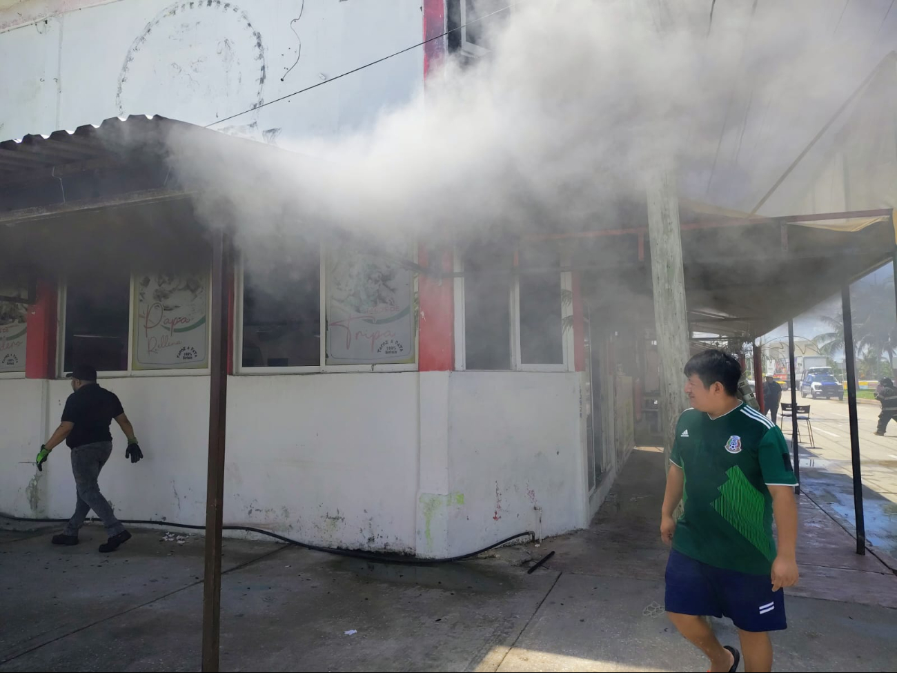 Bomberos evitan tragedia mayor tras incendio en la zona de Playa Norte Bomberos evitan tragedia mayor tras incendio en la zona de Playa Norte