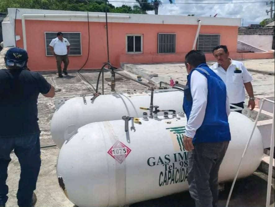 Elementos de Protección Civil local y bomberos evitan que un contenedor con LP ocasione un accidente Elementos de Protección Civil local y bomberos evitan que un contenedor con LP ocasione un accidente