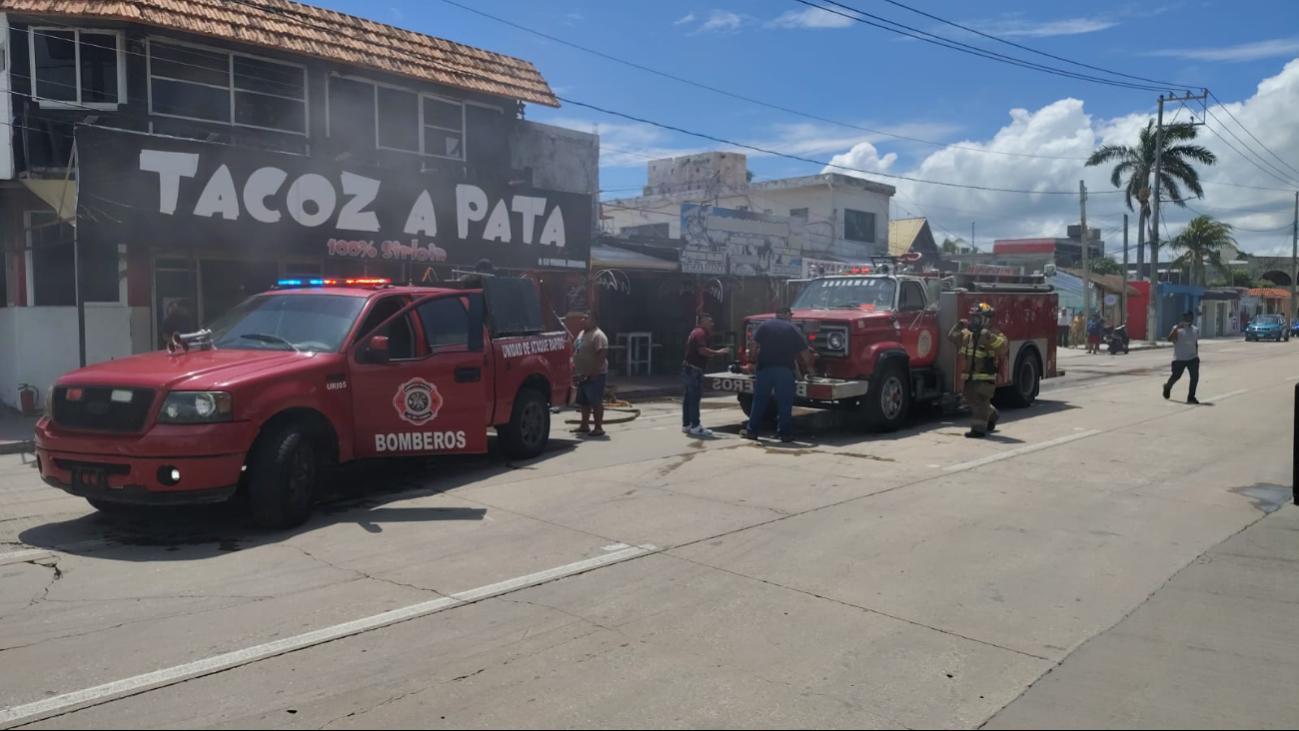 Incendio consume taquería en Playa Norte; daños alcanzan el 95% del local Incendio consume taquería en Playa Norte; daños alcanzan el 95% del local