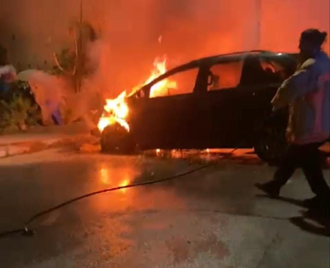 Los vecinos ayudaron a sofocar el fuego. Los vecinos ayudaron a sofocar el fuego.