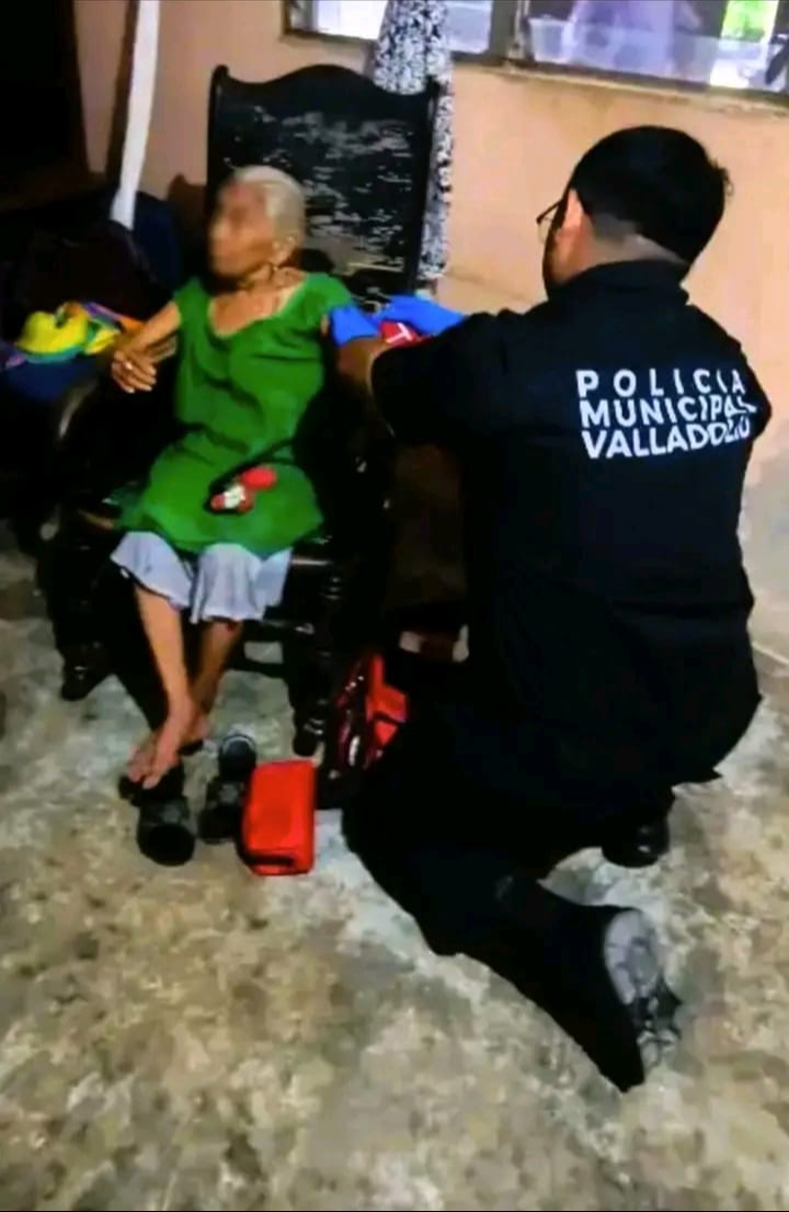 Paramédicos de Valladolid atendieron a la adulta mayor Paramédicos de Valladolid atendieron a la adulta mayor
