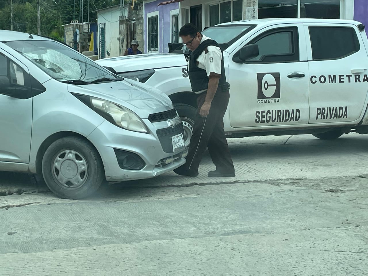 Camioneta de Cometra choca contra Spark en Champotón dejando daños materiales 