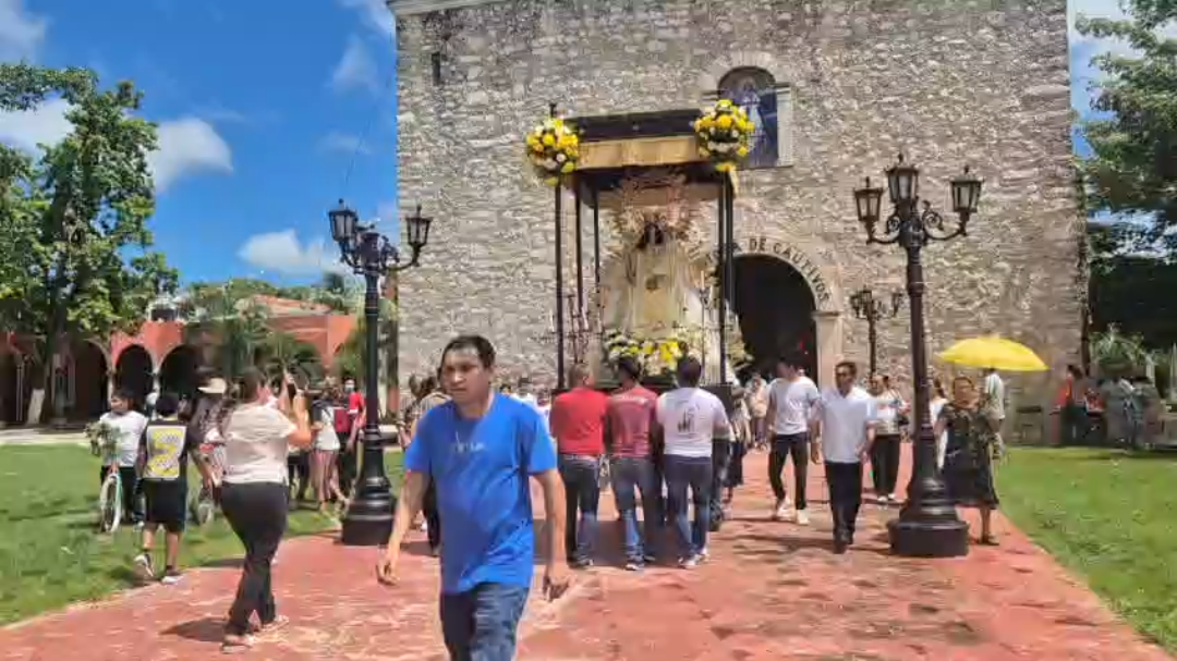 Tradición y devoción: la Virgen de las Mercedes bendice a su pueblo por tierra Tradición y devoción: la Virgen de las Mercedes bendice a su pueblo por tierra
