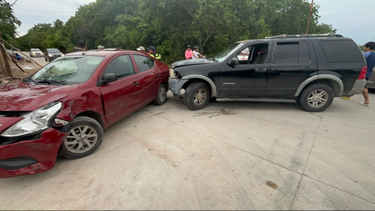 Tres vehículos y un mototaxi protagonizaron el accidente. Tres vehículos y un mototaxi protagonizaron el accidente.