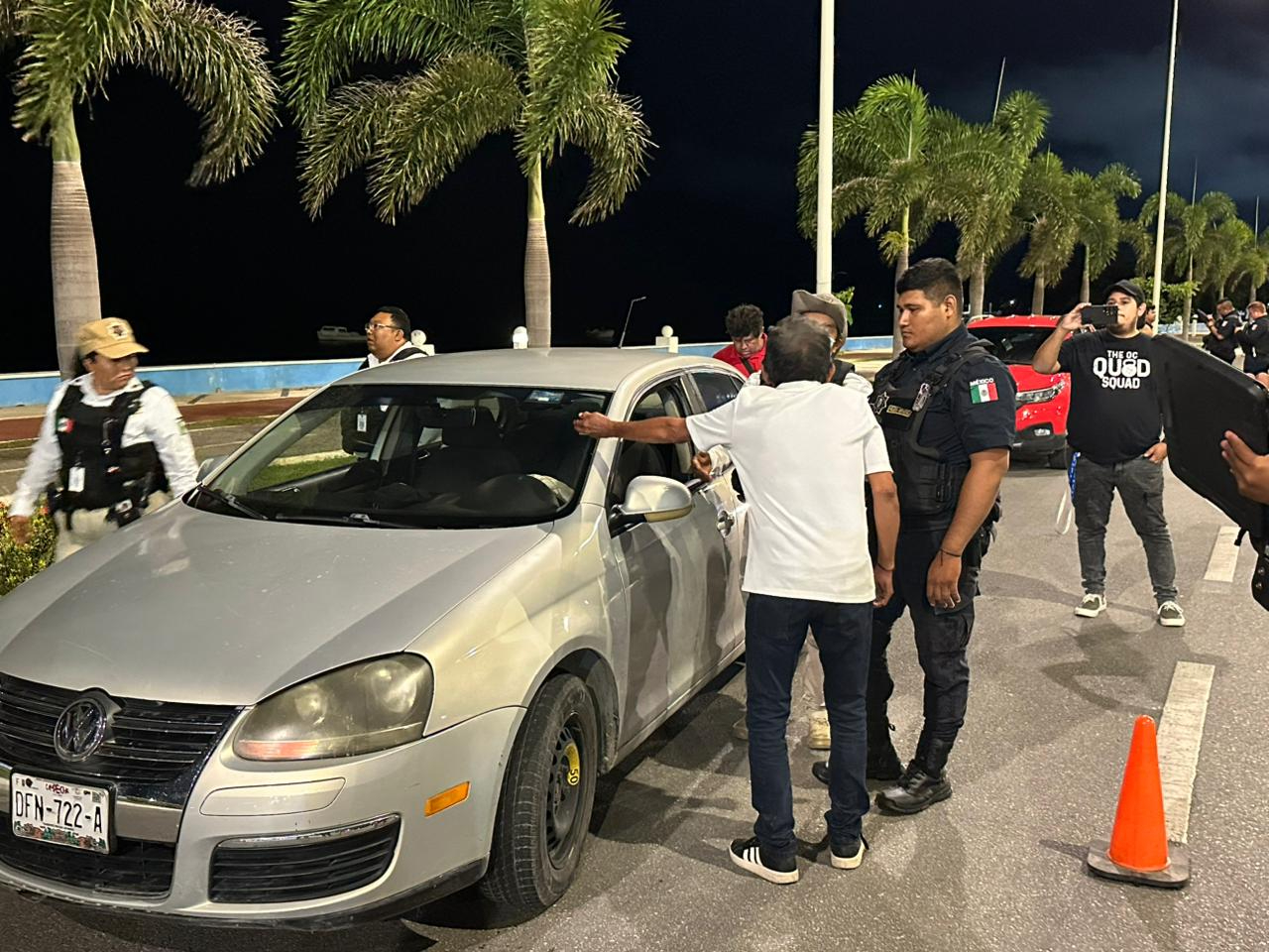 Un altercado se generó por retener a un conductor que rebasó el límite de alcohol en la sangre, dijo que “solo paseaba con su familia Un altercado se generó por retener a un conductor que rebasó el límite de alcohol en la sangre, dijo que “solo paseaba con su familia