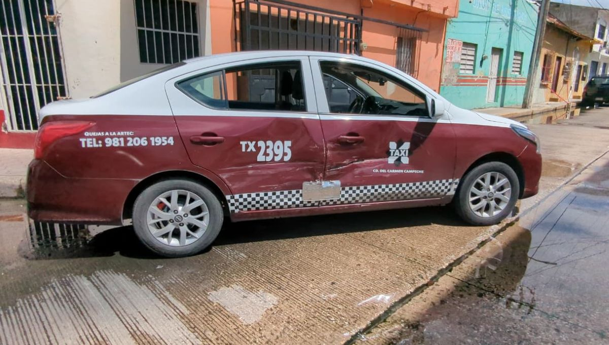 Aparatoso choque entre taxi y automóvil particular provoca caos vial en la colonia Centro