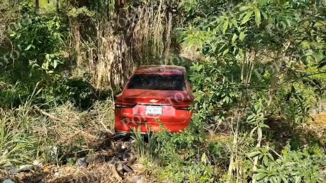 Aparece vehículo abandonado en área verde del fraccionamiento Corales de Playa del Carmen Aparece vehículo abandonado en área verde del fraccionamiento Corales de Playa del Carmen