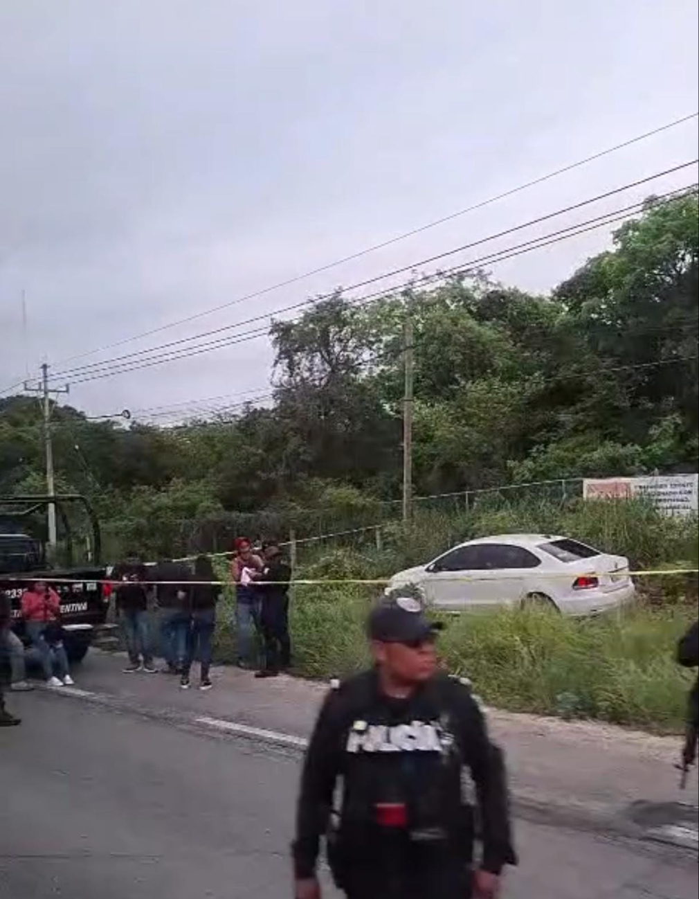 El auto terminó fuera de la carretera, donde fue procesado por la FGE.