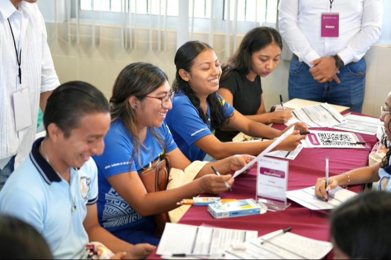 Invitan a universitarios a inscribirse a la beca Juventudes Renacimiento