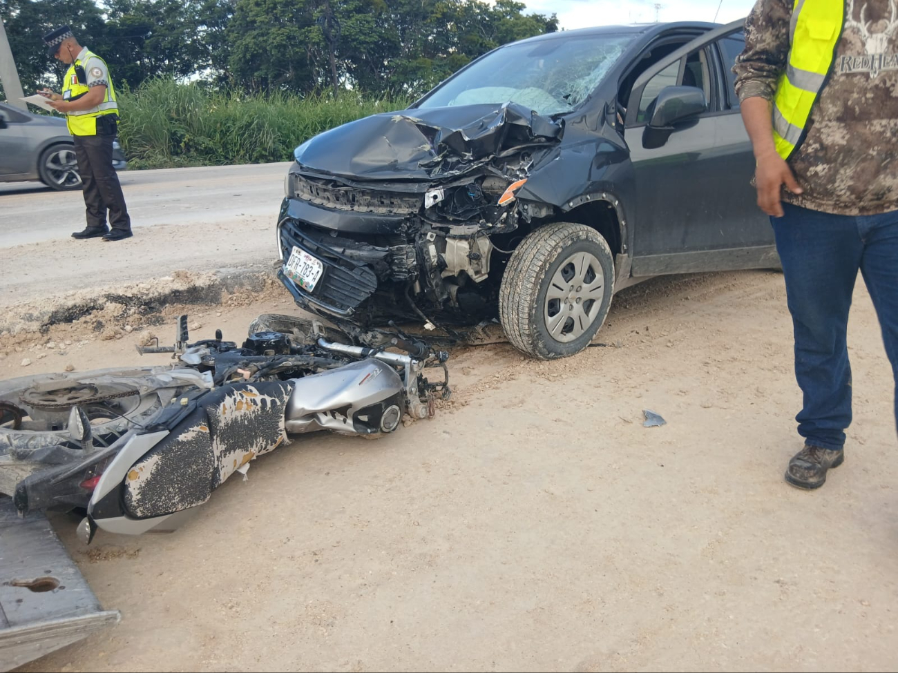 La motociclista quedó debajo de la camioneta tras el impacto.