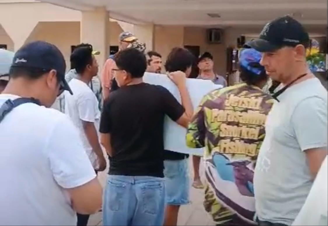 Los pescadores acudieron al Palacio Municipal para exigir justicia.
