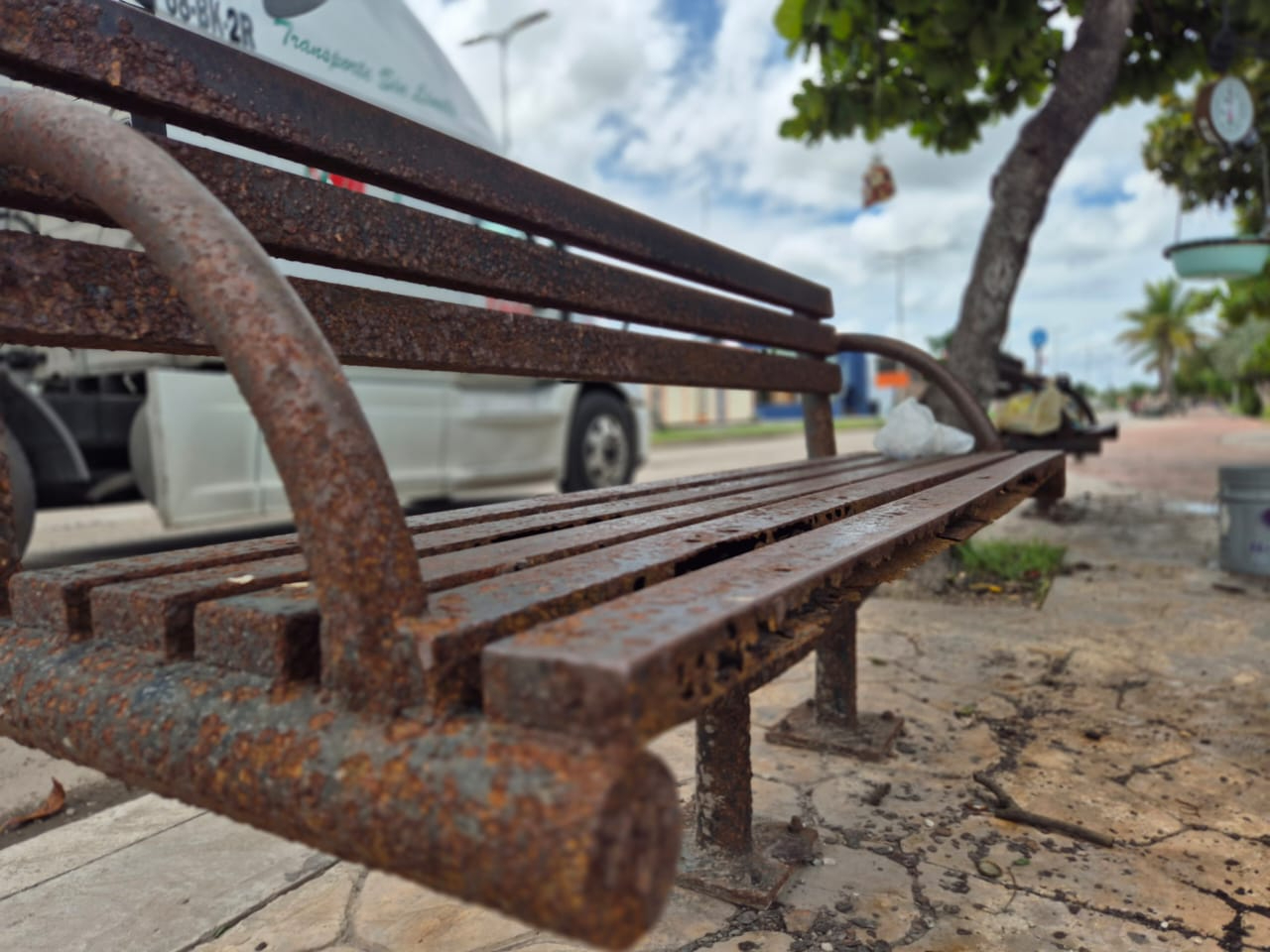 Malecón “Carlos Sansores Pérez” se deteriora: bancas oxidadas y basura
