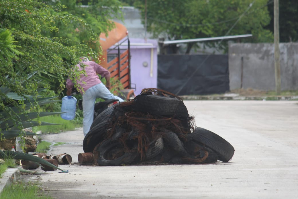 Malestar en Las Brisas por acumulación de llantas en la calle