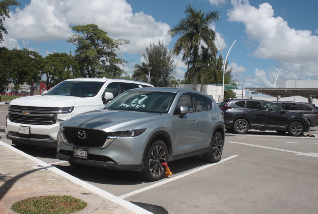 Otro auto ha sido inmovilizado en el estacionamiento del aeropuerto de Mérida Otro auto ha sido inmovilizado en el estacionamiento del aeropuerto de Mérida