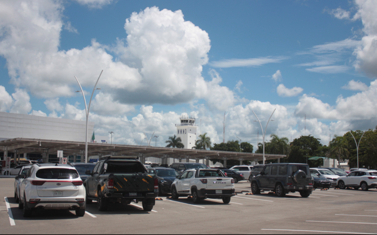 Otro vehículo permanece varado en el aeropuerto de Mérida