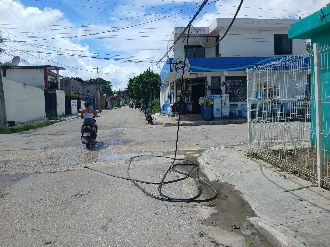 Tractocamión daña cables de Telmex y deja peligro en calle 22 por 51