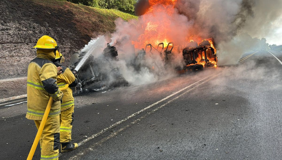 La carga de gasolina y la volcadura originaron el fuego en la unidad. Bomberos realizan la sofocación y el enfriamiento del tanque para eliminar riesgos