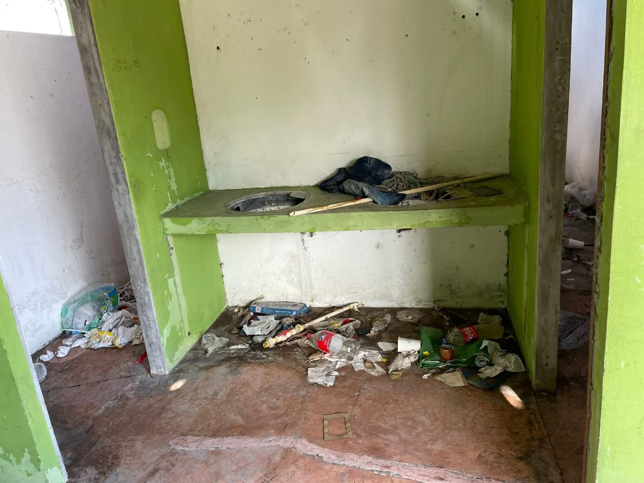 El sitio se ha convertido en guarida de parejitas y malhechores, con baños usados como “motel”.