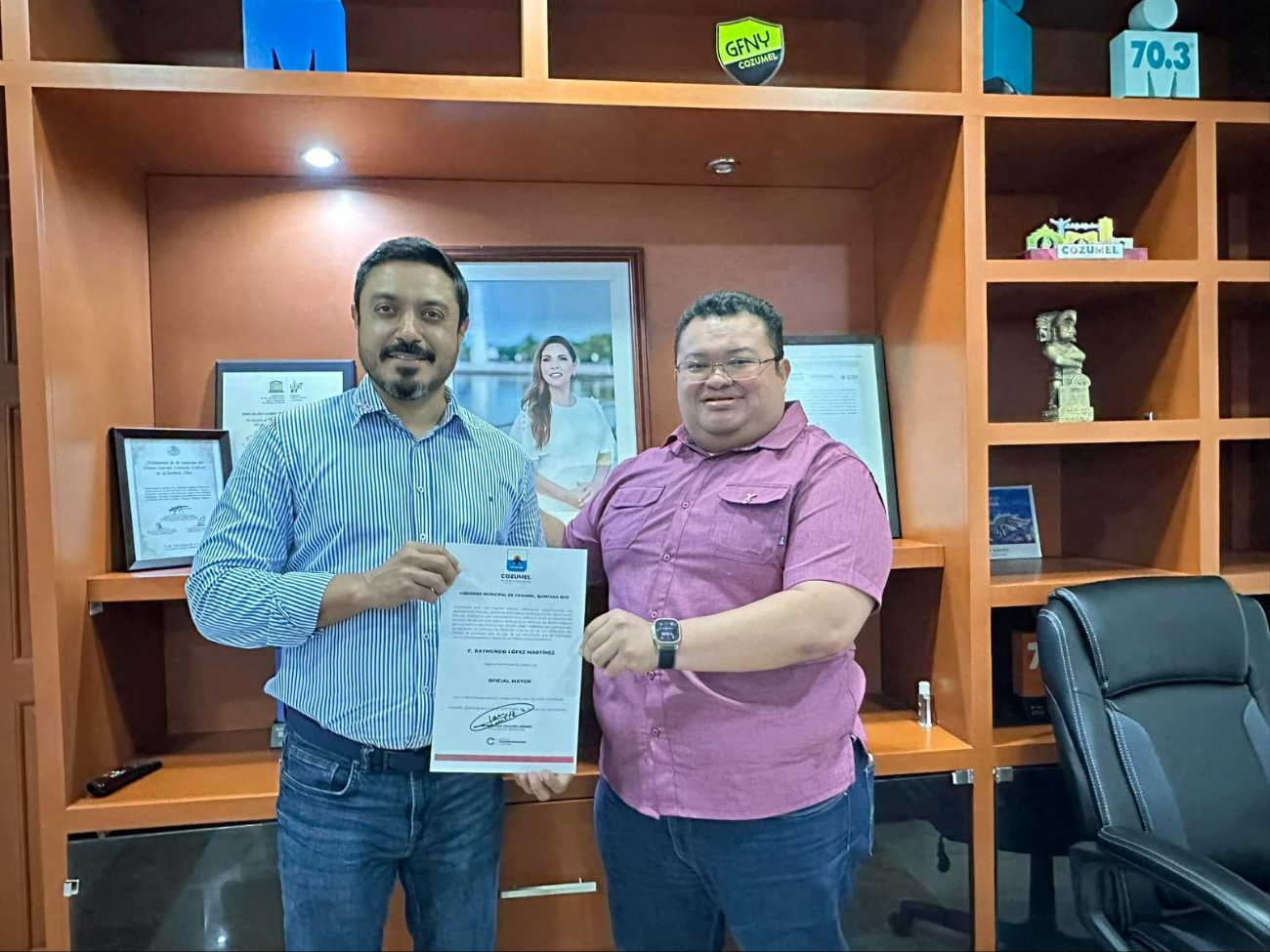 Raymundo L. M. (izq.) fue Oficial Mayor del Ayuntamiento de Cozumel.