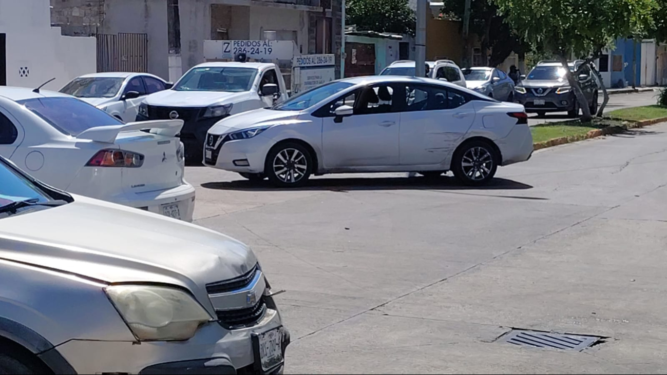 Una camioneta impactó a un automóvil Nissan Versa al no respetar la preferencia.