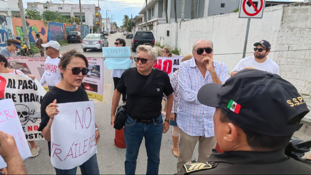 Vecinos expresaron su preocupación por el paso de pipas con combustible y materiales inflamables, recordando incidentes recientes como el ocurrido en Iztapalapa, Ciudad de México