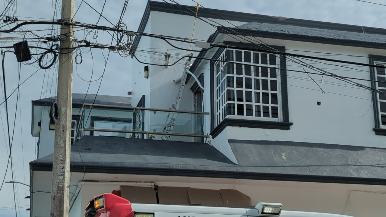 El accidente ocurrió mientras impermeabilizaba un techo y tocó cables de alta tensión.