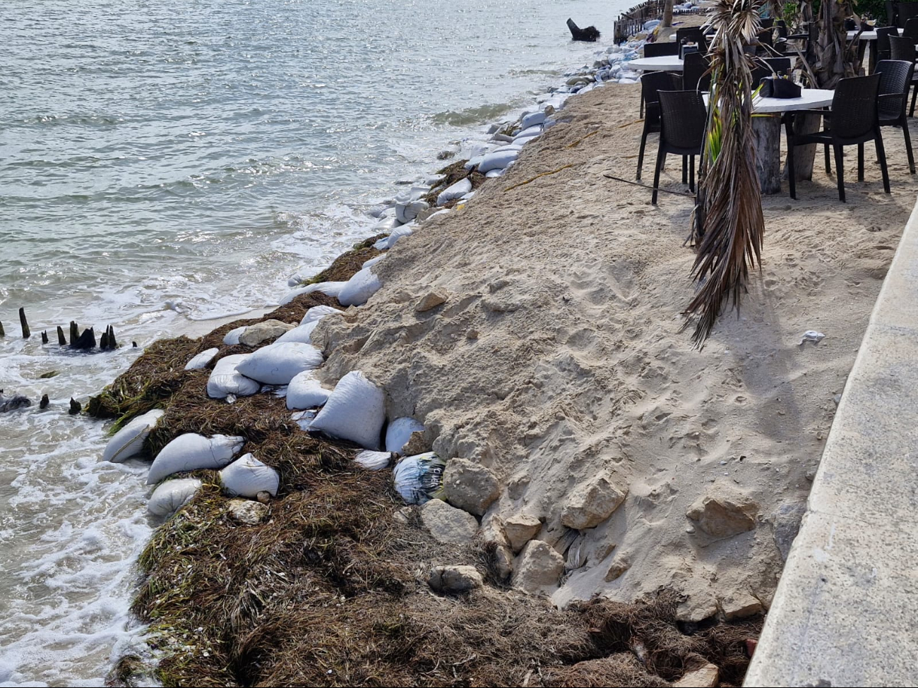 El mar se ha comido en las últimas décadas las zonas de arena, causando daños irreversibles