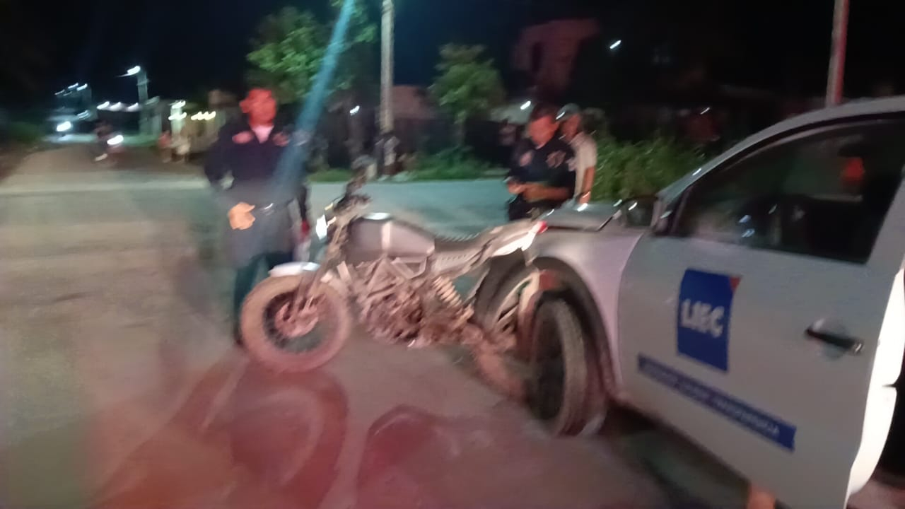 El motociclista, un joven, sufrió fuerte dolor en la espalda, pero no requirió traslado a un hospital.