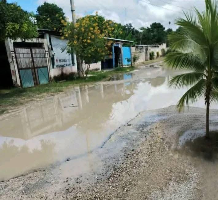 En Xbacab, Champotón, unas 15 familias están afectadas por una calle alterna intransitable.