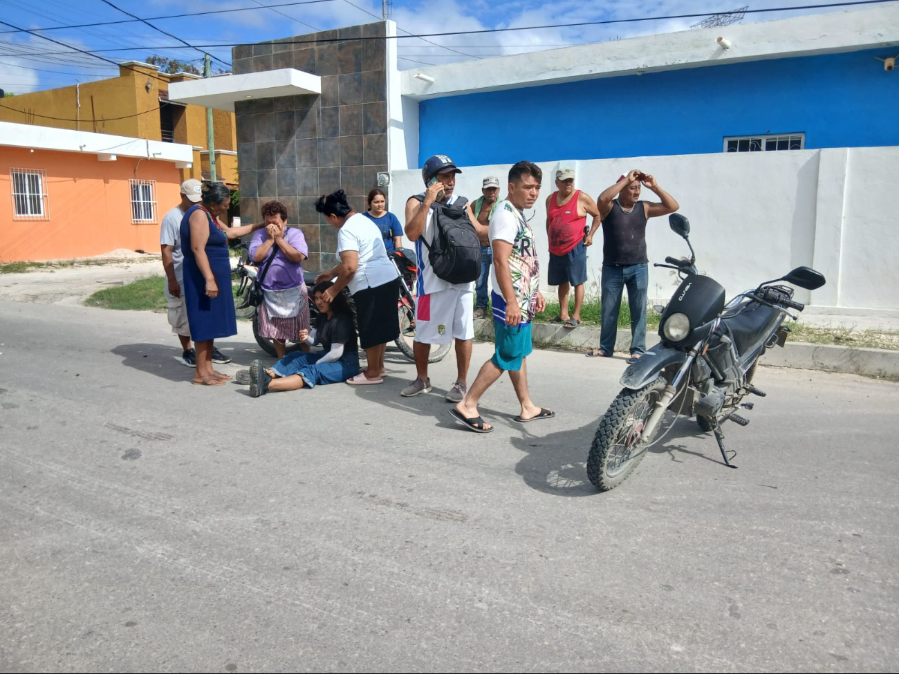 Motociclista pierde el control y choca contra vehículo estacionado en Campeche