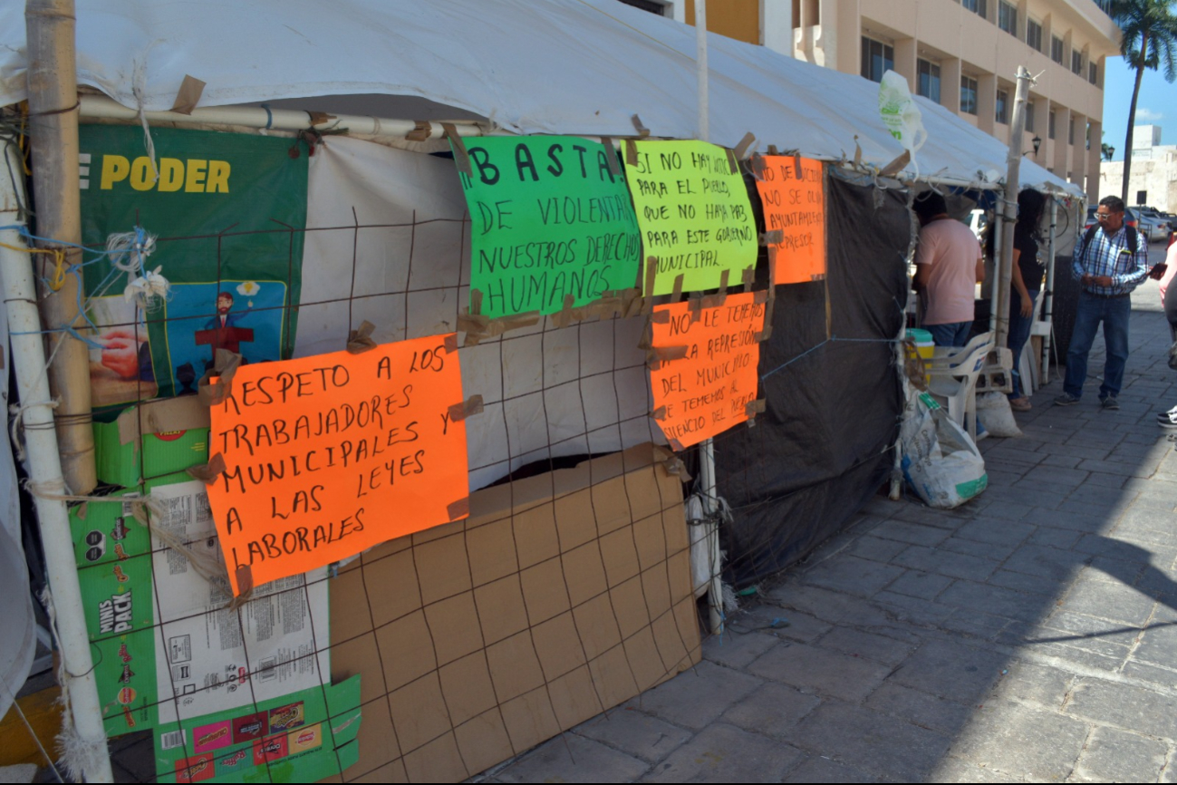Señaló a funcionarios municipales y a su propio líder sindical de marginarlos de las negociaciones.