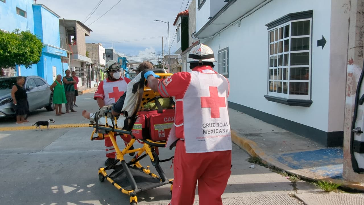 Su estado de salud se reporta como estable pero bajo observación.
