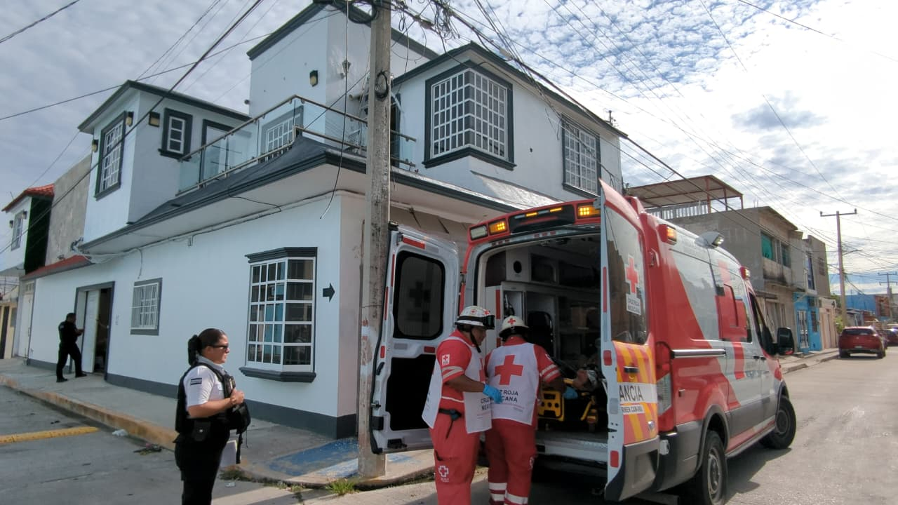 Trabajador sufre fuerte descarga eléctrica mientras impermeabilizaba un techo en la colonia Insurgente