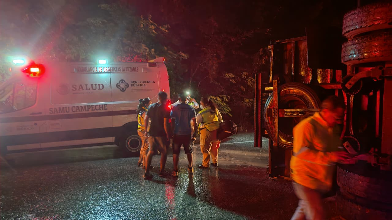 Tres personas resultaron lesionadas, entre ellas el conductor de la unidad.