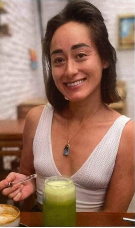 Al momento de su desaparición vestía blusa blanca y pantalón blanco sin figuras.