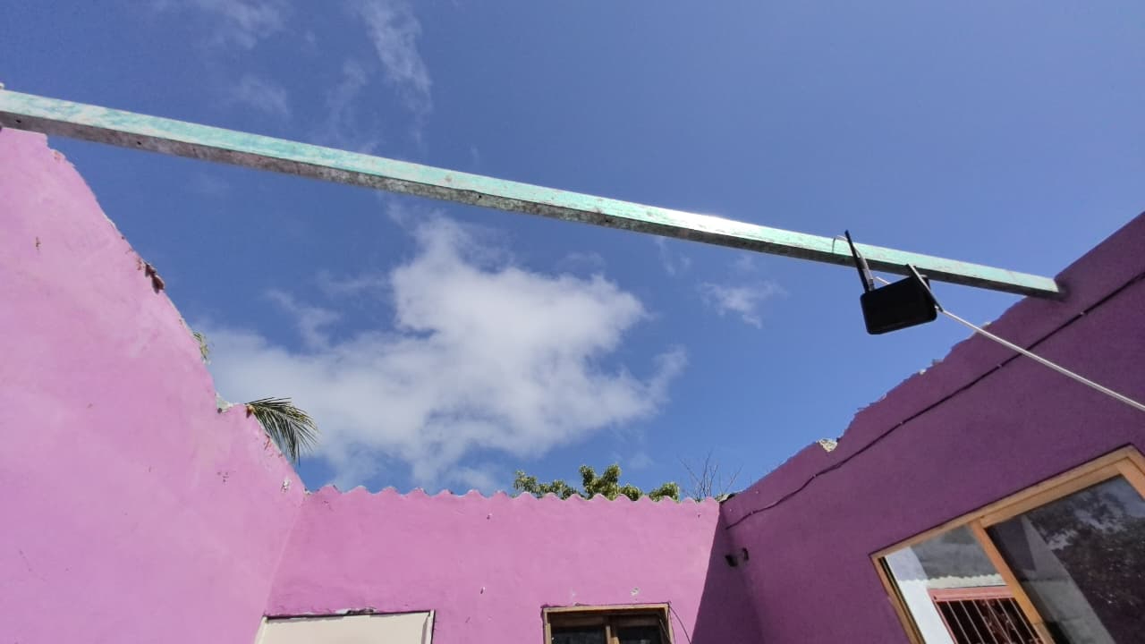 Caída de postes eléctricos pone en riesgo a comunidad ostionera