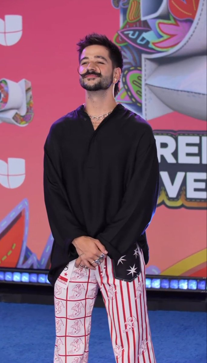 Camilo desfilando en la alfombra azul